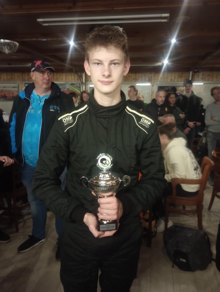 Oliver Larsen imponerer i sin anden sæson i den Hollandske 206 GTI Cup.
(Foto: Team Low Budget)
